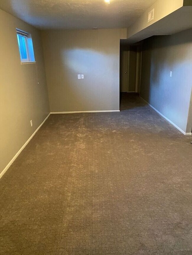 Building Photo - West Valley Nice 4 bed 2 bath Family Home