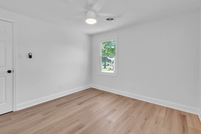 Building Photo - 211 Della Ln