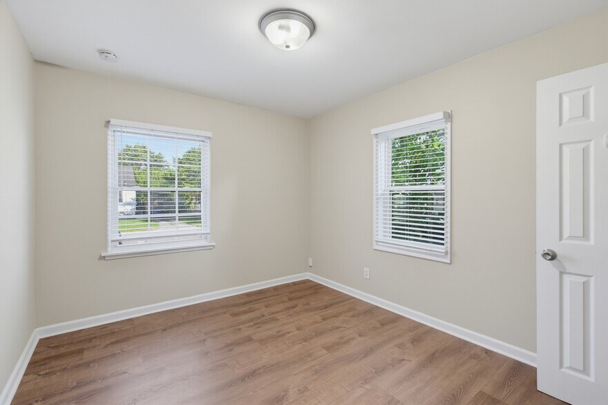 Building Photo - 4015 Valley View Dr