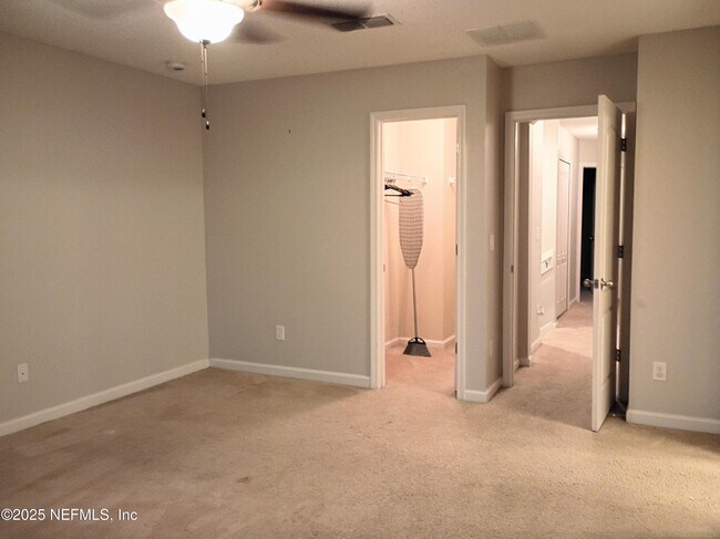 Building Photo - 425 Oasis Ln