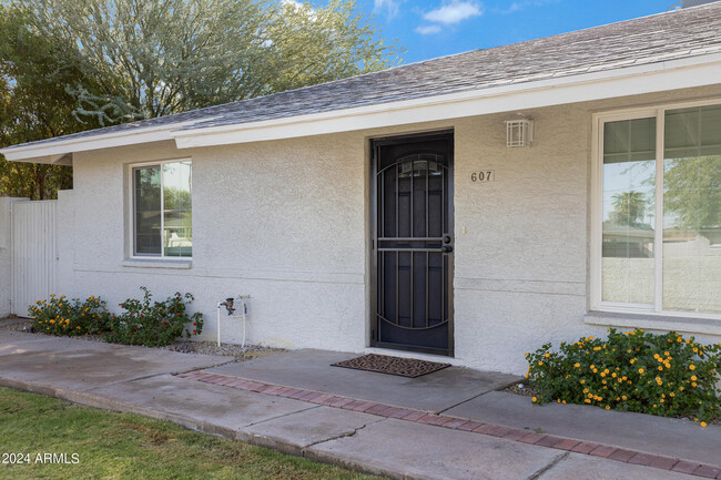 Building Photo - 607 E Encanto Dr