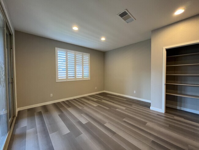 Building Photo - 9742 Zircon Cliff Ave