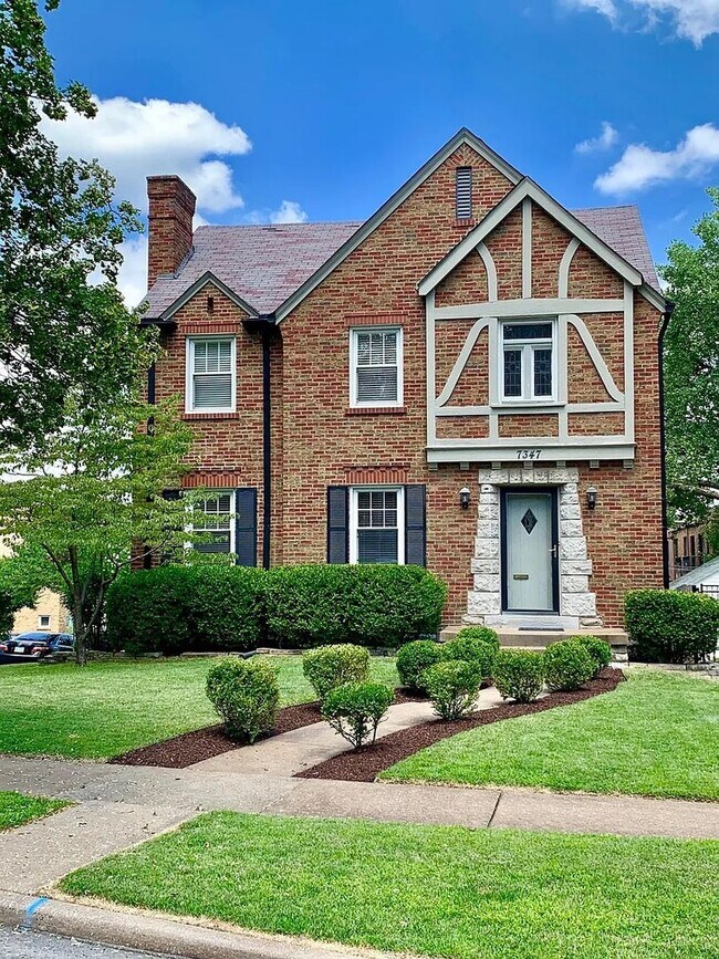 Building Photo - Gorgeous Curb Appeal! 3 Bed 2.5 Bath House in a walkable neighborhood!