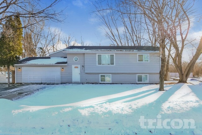 Building Photo - 7 Fairway Dr