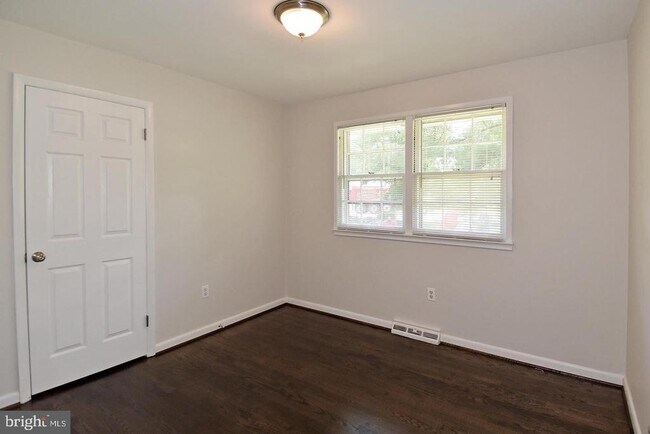 Building Photo - 8800 McNair Dr