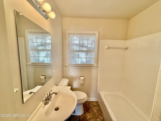 Building Photo - 3526 Hyacinth St