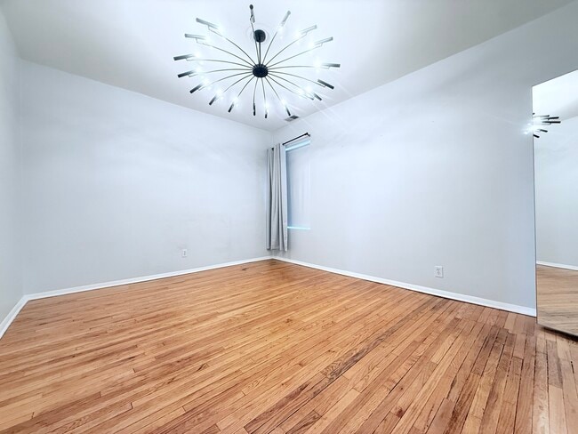 Building Photo - 1509 E 65th St