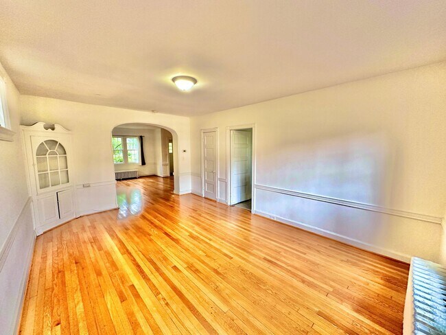 Building Photo - Spacious 6 bedroom 3.5 bath Tudor Townhouse w/Deck close to Georgetown University & Hospital