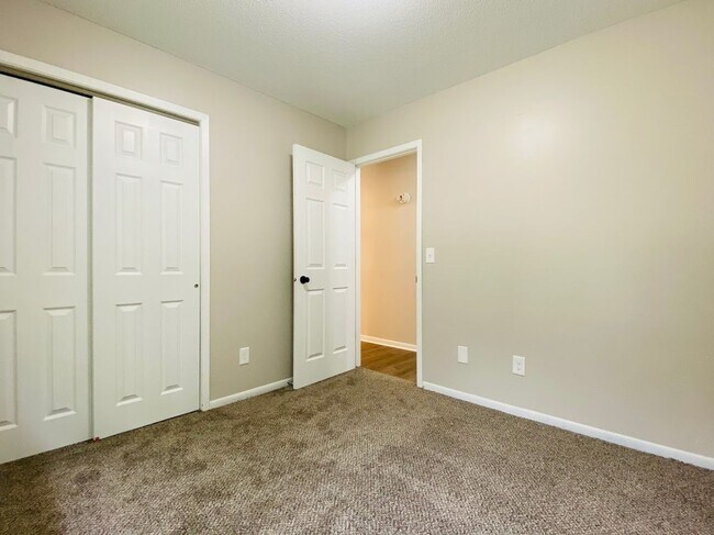 Building Photo - NEWLY REMODELED RANCH!! - 3 Bedroom, 1 Bath Home in Ankeny