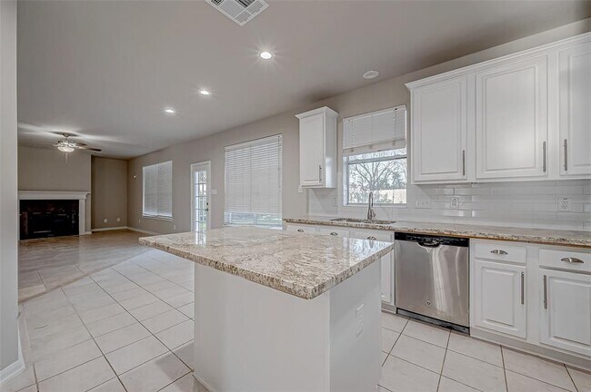 Building Photo - 24043 River Pl Dr