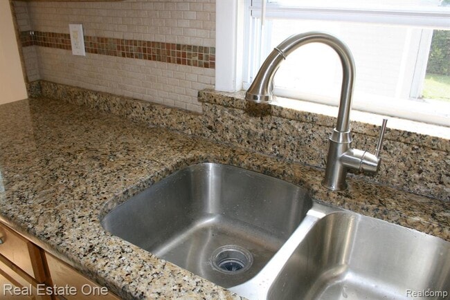 Building Photo - 3268 Troy Ave