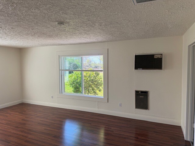 Building Photo - 10861 Live Oak Rd