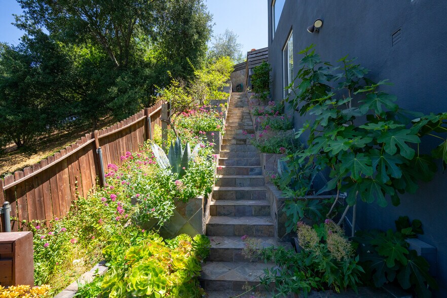 Building Photo - 3865 Buena Park Dr