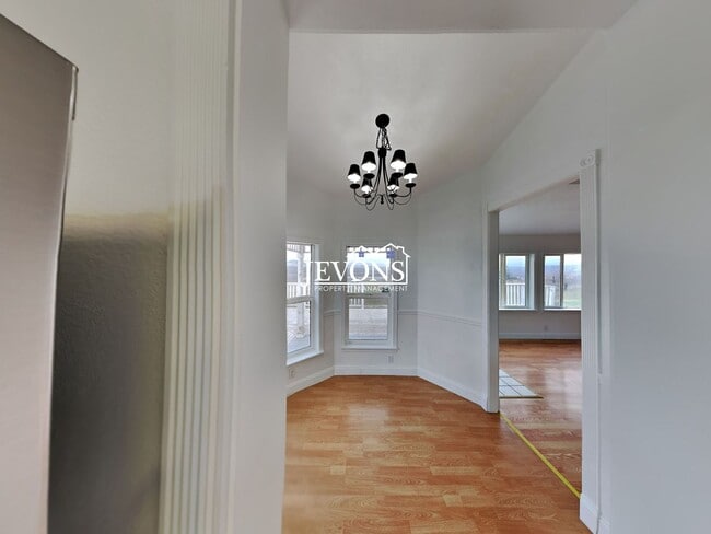 Building Photo - Comfortable Selah Residence with Open Living Space and Easy Commuter Access