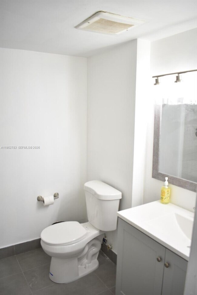 Building Photo - 16465 NE 22nd Ave