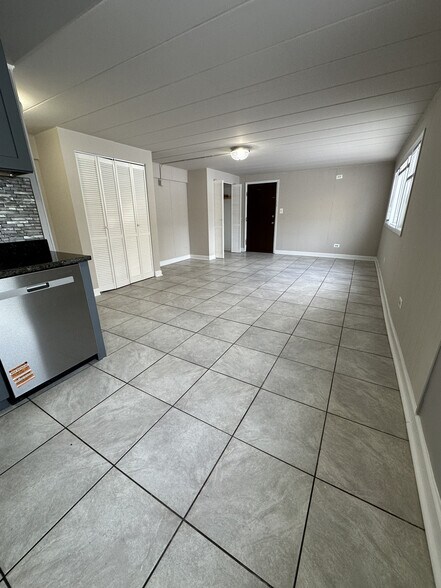 Building Photo - 9632 Ivanhoe Ave