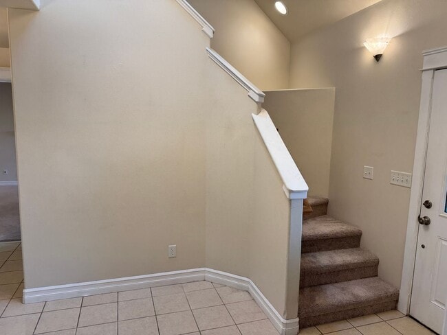 Building Photo - Beautiful large house in the South Hills!  $1,000 OFF YOUR FIRST MONTH'S RENT!