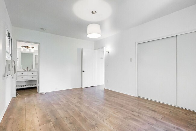 Building Photo - 288 S Coronado St