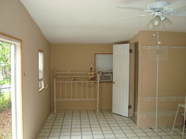Building Photo - 3 bedroom/2 bathroom home with pool available to Rent February 1st!