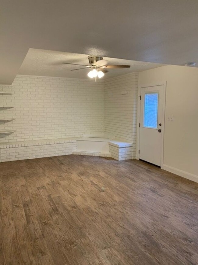 Building Photo - Remodeled 3 bedroom, 1 bathroom Downstairs...