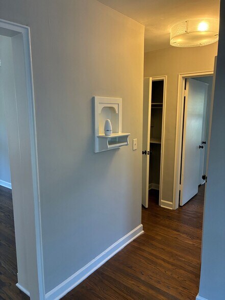 Building Photo - Avenue Willows 2 bed-1 bath with W/D inclu...