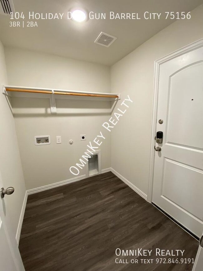 Building Photo - 104 Holiday Dr