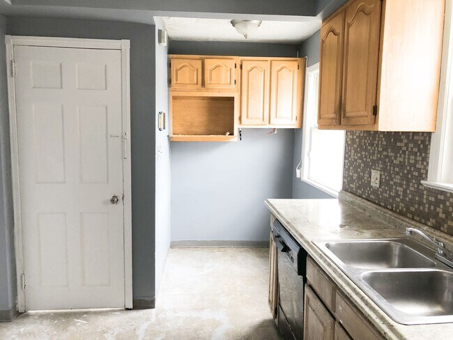 Primary Photo - 4 BED 2 BATH SINGLE FAMILY HOME!