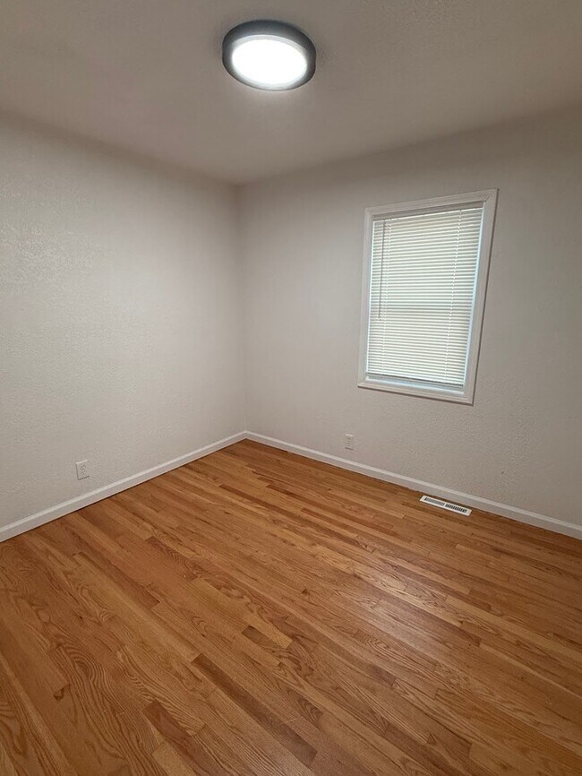 Building Photo - Newly remodeled 3 bedrooms and 2 full baths home located in Independence, MO