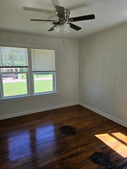 Building Photo - 811 E Navarro St