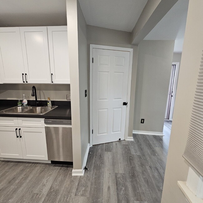 Building Photo - Charming 2-Bedroom Ranch in Royal Oak – Co...