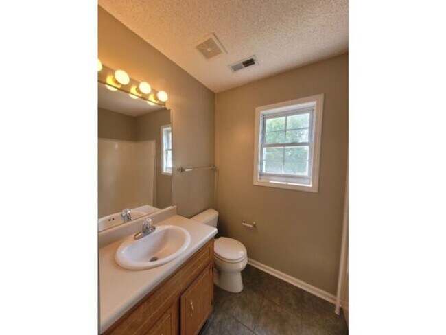 Building Photo - Charming 3-Bedroom Home with Spacious Livi...