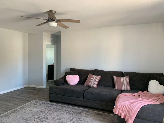 Building Photo - Upstairs 2 bed/1bath with private garage i...