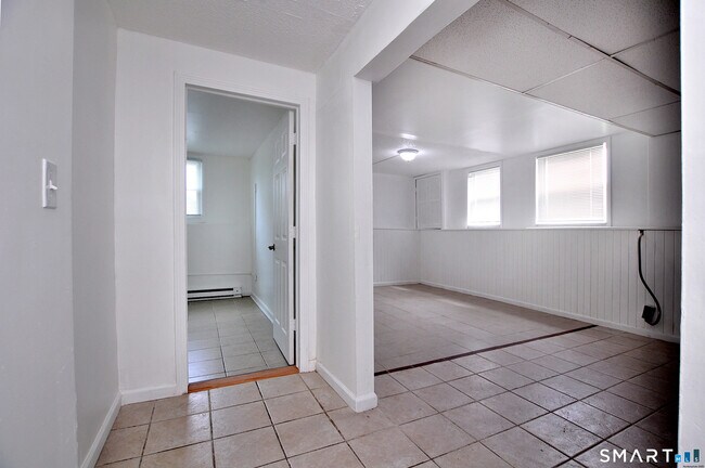 Building Photo - 13 Pleasant View Ave