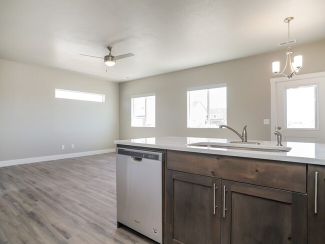 Building Photo - Beautiful 3 Bed 2.5 Bath Townhome in West ...