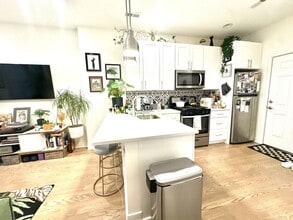 Building Photo - 1520 W 18th Pl