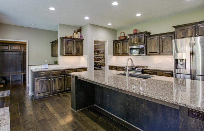 Building Photo - Stylish Living & Modern Comfort in Mission...