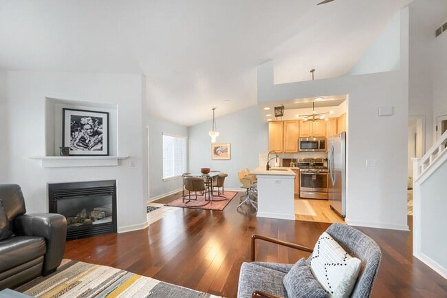 Building Photo - 2 BDR Gorgeous Updated Townhome with Huge Garden