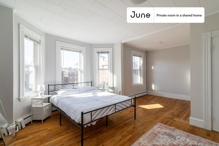 Building Photo - Private bedroom in 3 bed/1 bath Home