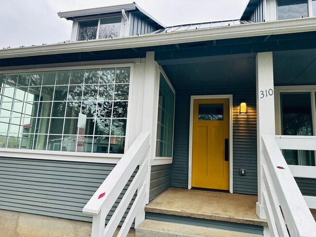 Building Photo - Charming Vintage Farm House