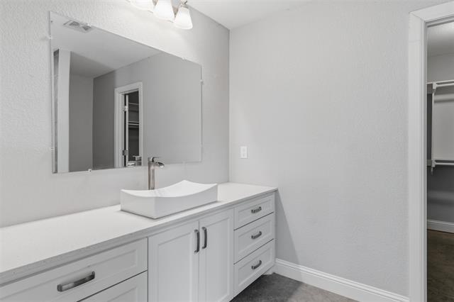 Building Photo - 1004 S Armstrong Ave