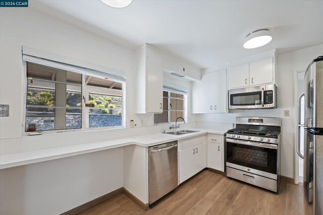 Building Photo - 553 Miner Rd