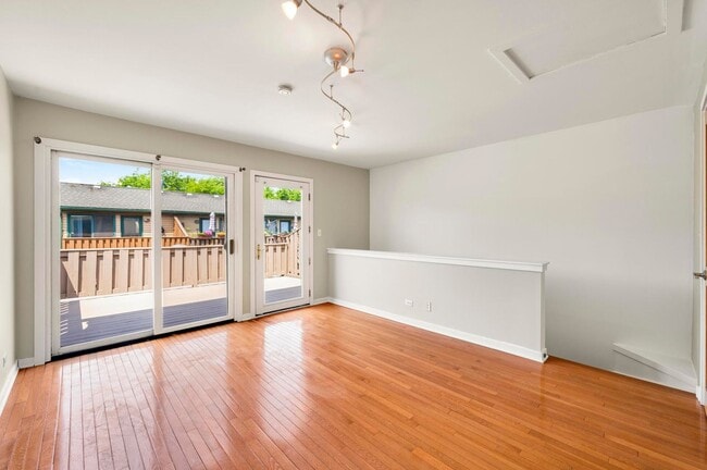Building Photo - SOUTH LOOP - Gorgeous 3BD/2BTH Townhouse in gated community!