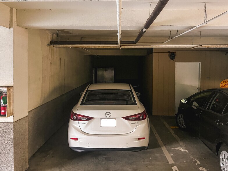 Tandem 2 car Parking - 845 Brooks Ave