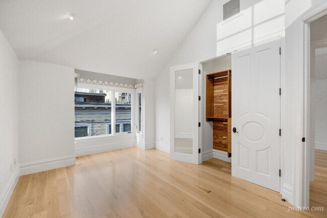 Building Photo - 19 Wilmot St