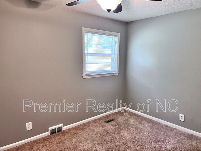 Building Photo - 4753 Eastwin Dr