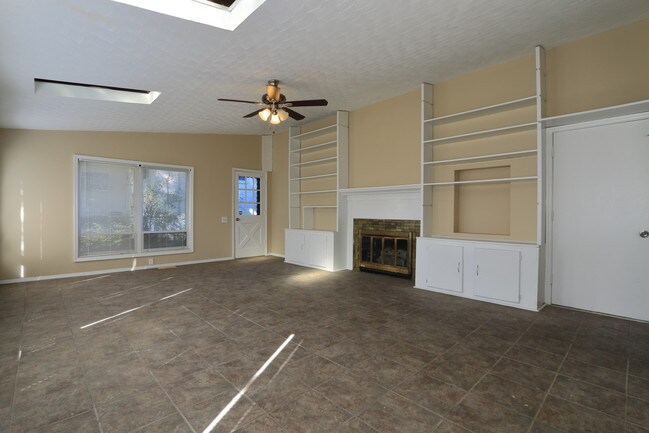 Building Photo - 2750 Mockingbird Lane