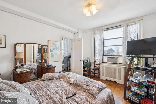 Building Photo - 2031 Locust St