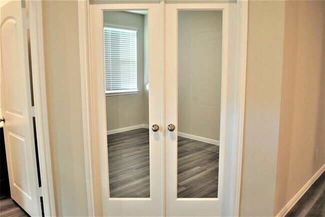 Building Photo - 14131 Lake Lodge Dr