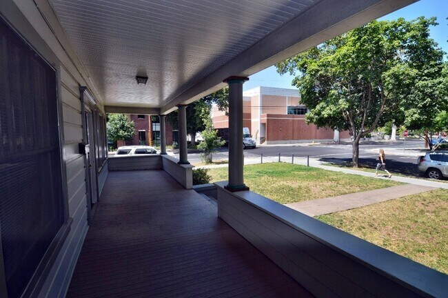 Building Photo - 206 Hazel St