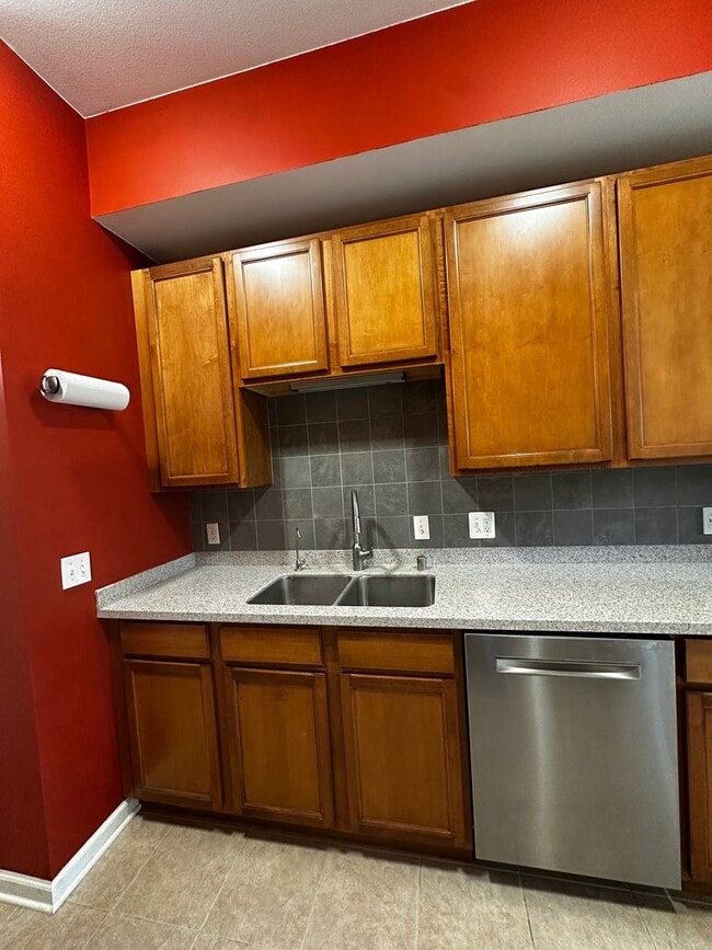 Building Photo - 1 Bedroom, GREAT location!!